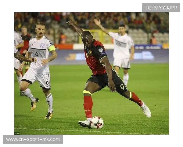 卢卡库禁区内抗住两名后卫完成转身射门：力量与艺术的极致瞬间